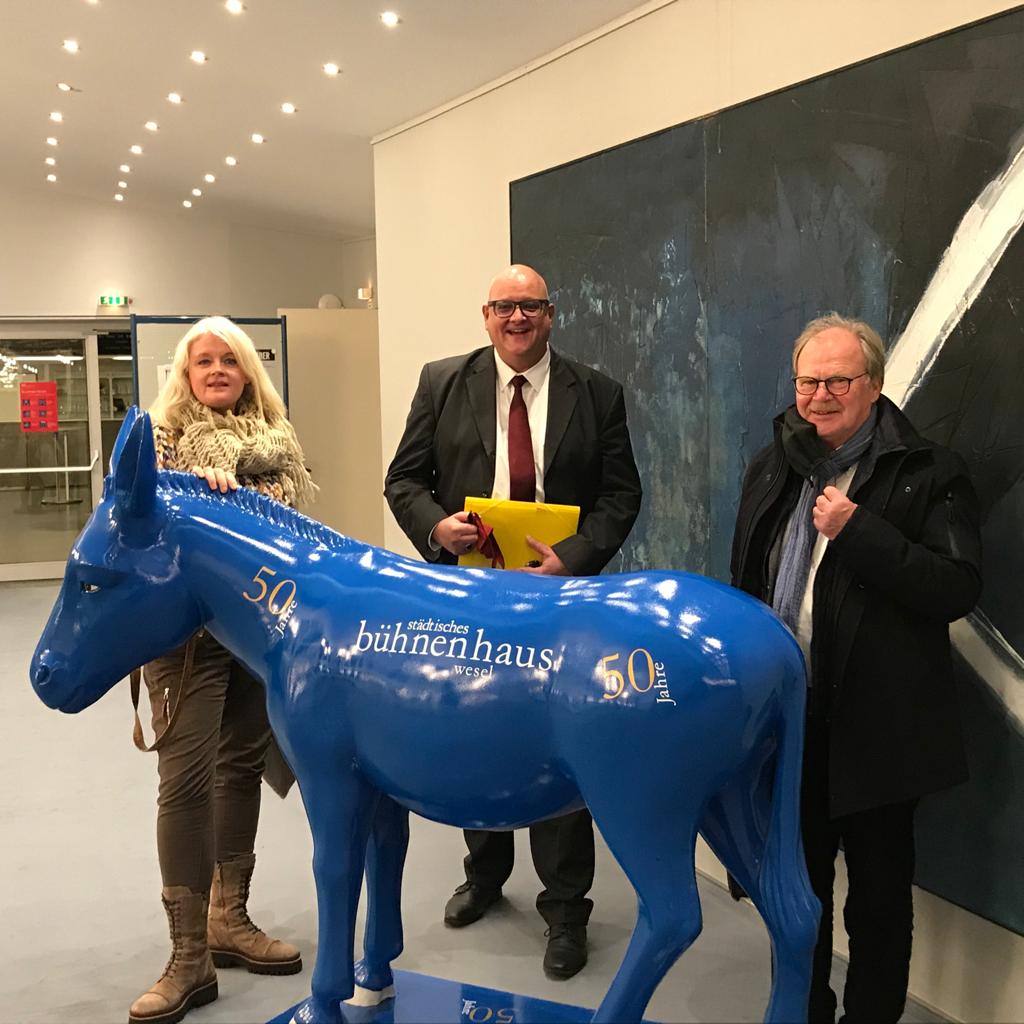 Dirk Giesen Michael Oelkers und Miriam Kownatzki hinter dem Weseler Esel.